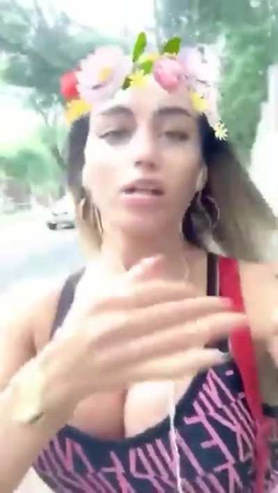 Seria uma pena se ela soubesse que estou aqui na avenida Rog&eacute;rio morgado n&uacute;mero 34