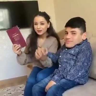 pice bak hele nasıl g&uuml;l&uuml;yor..😁 geri donmus arkadaslar..
