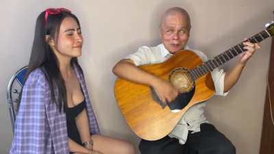 Blind Vietnamese guitarist plays excellent acoustic cover of Zombie by Irish band The Cranberries. (Diễm Hương & Thanh Điền Guitar)