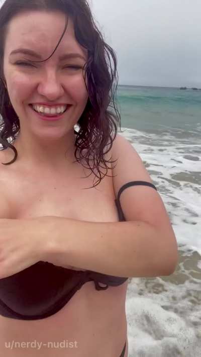 My first time flashing in public! I hope the other beachgoers saw my tits 😜 [gif]