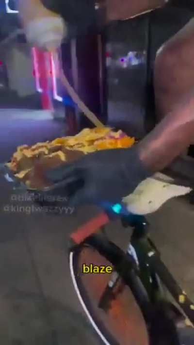 R&eacute;gis pr&eacute;pare &agrave; manger debout sur un v&eacute;lo