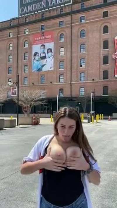 Public titty drop👅😋