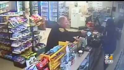 Guy try&rsquo;s to rob a store with cop in it