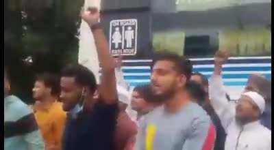PFI goons in Pune shouting "Pakistan Zindabad" after NIA arrested PFI members. "Most of the Muslims who have stayed back in Hindustan helped in creating Pakistan. Now, I don't understand what has changed in one night that they are asking us not to doubt t