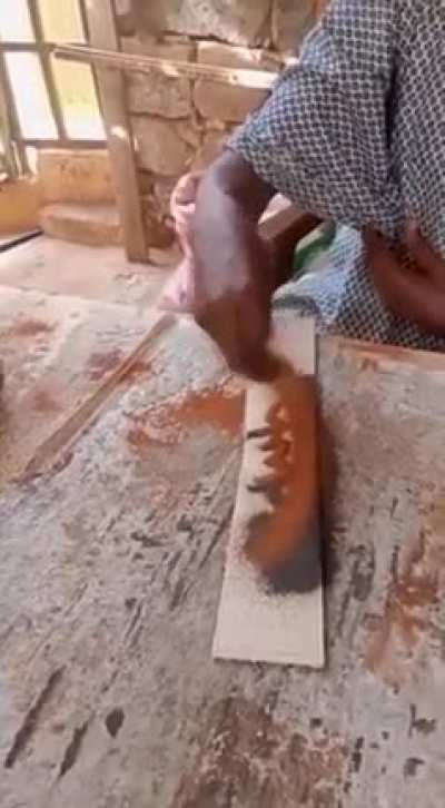 Esse cara faz pinturas com areia