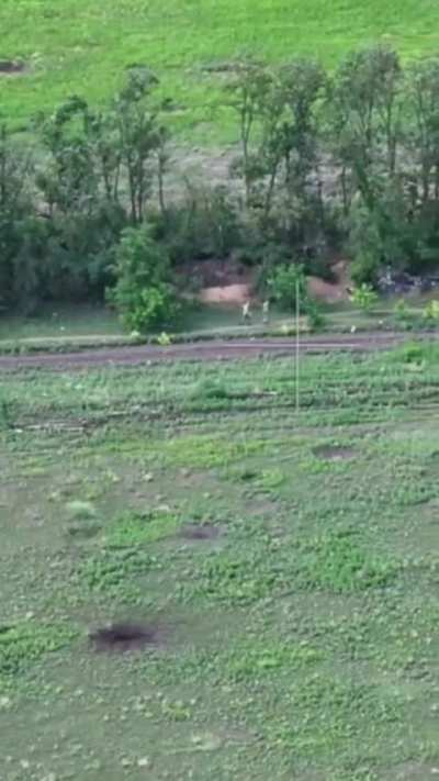 2 russian soldier casually walking are killed by an 122m round 