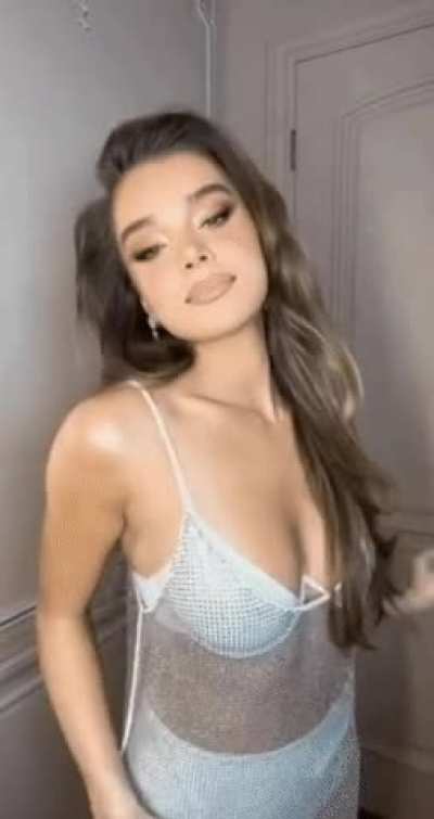 Hailee Steinfeld gave us all a gift dressed like that for her birthday