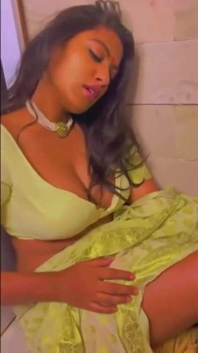 indian girl showing off in saree