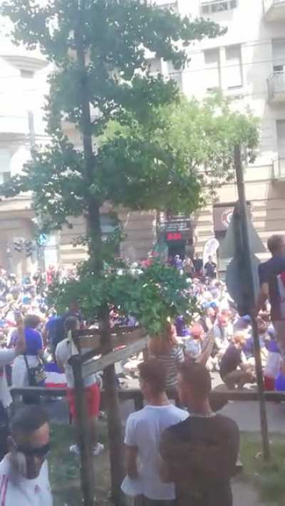 Francia őr&uuml;let az ablakunk el&ouml;tt