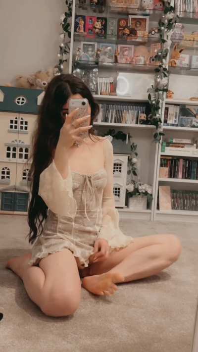 "do you want to see me cum on my pretty little feet for you?"😰💕