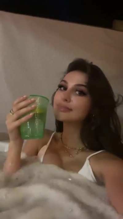 Plump tits 🤤