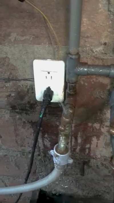 No soy electricista ni plomero, pero creo que esos dos no deber&iacute;an estar toc&aacute;ndose&hellip;