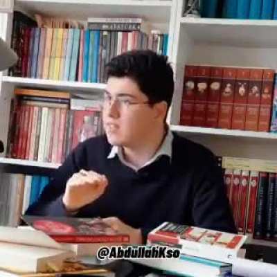 ''Ohhh bromm arkamda kitaplıklar &ouml;n&uuml;mde de birka&ccedil; tane kitap olsun da bir bok bildiğimi sansınlar'' cahil seni. Aşşağıya Kemal Paşa'nın &uuml;lkeye maddi ve sanayi anlamında yaptığı inkılapları ve zamanında oluşturduğu ve şu an T&uuml;rkiye'nin en b&uuml;y&uuml;k markalarını