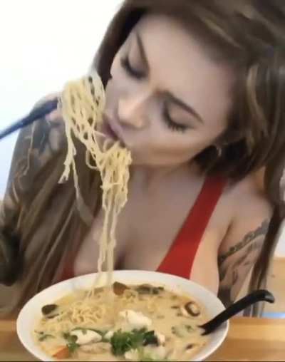 Boob twerk eating spaghetti