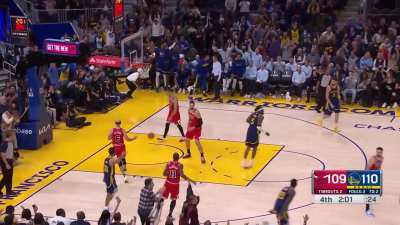 [Highlight] Draymond Green hits the tough clutch three over DeRozan
