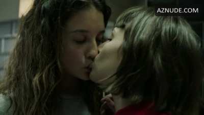 Ursula Corbero &amp;amp; Maria Pedraza kiss from money heist