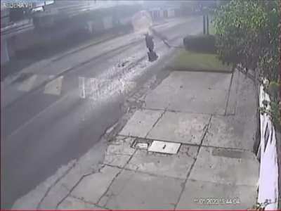 Motorized thieves get more than they bargained for. How quickly the tables turn...
