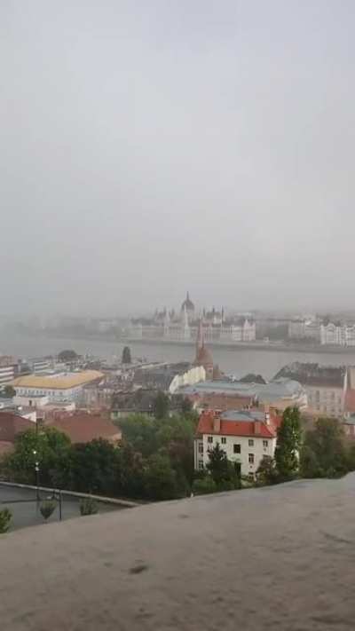 Cozy rain in Budapest with a great view over the Donau onto the Hungarian parliament. The old man doesn't quit his accordion music. [Sound on] 4K 60FPS