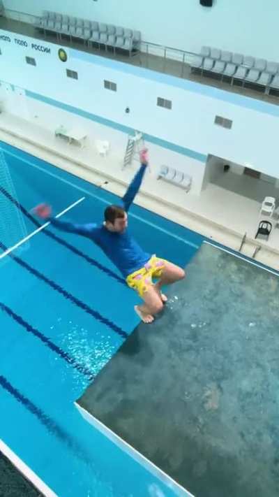 The most annoying video of the year 🤦🏼&zwj;♂️ WHEN IS HE GOING TO FALL FINALLY???????!!!1