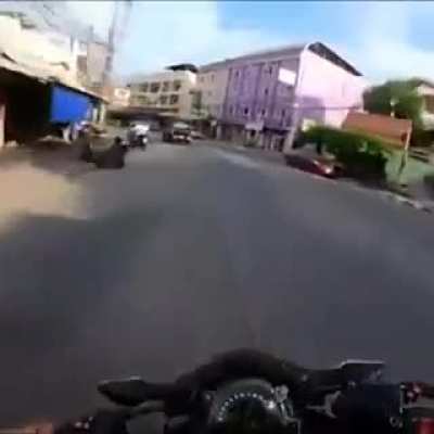 Байкер видит маленькую девочку с припадком, застрявшую в пробке, и мчится вместе с отцом в больницу на своем мотоцикле