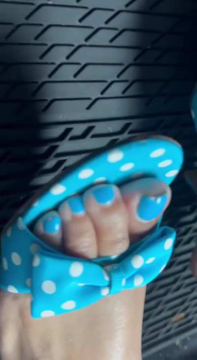 Pretty feet in cute mules in the car.