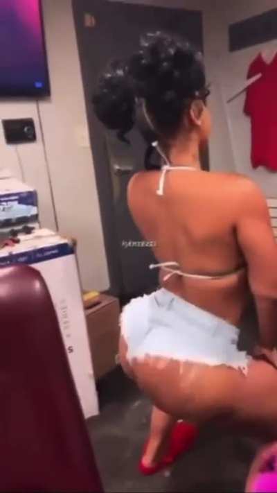 So much booty😩