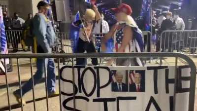 Right-wingers sing along to Far-Left political band, Rage Against the Machine, at a political event, again 🤦‍♂️