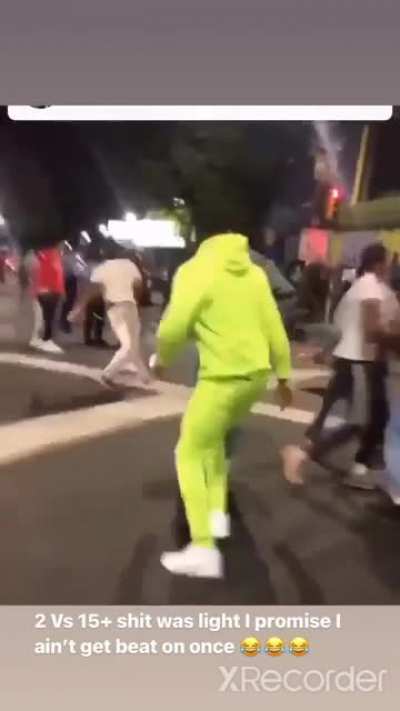 fighting right in front of the cops, eh they not shooting though so it doesn't matter