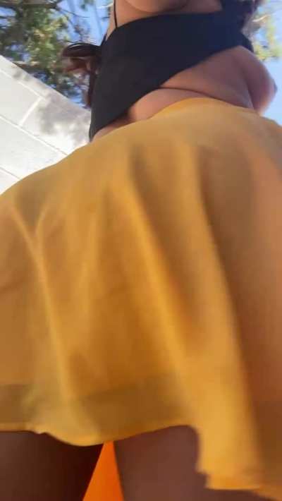 I&rsquo;m a short skirt, no panties girl