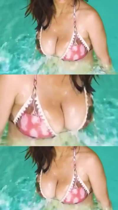 Can&acirc;t get over Salma Hayek and her jiggle clap
