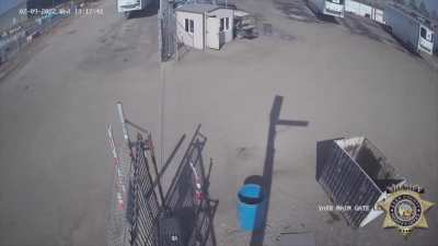 Hostage taker gets headshot from deputy - hostage unharmed (Bodycam &amp;amp; Surveillance)