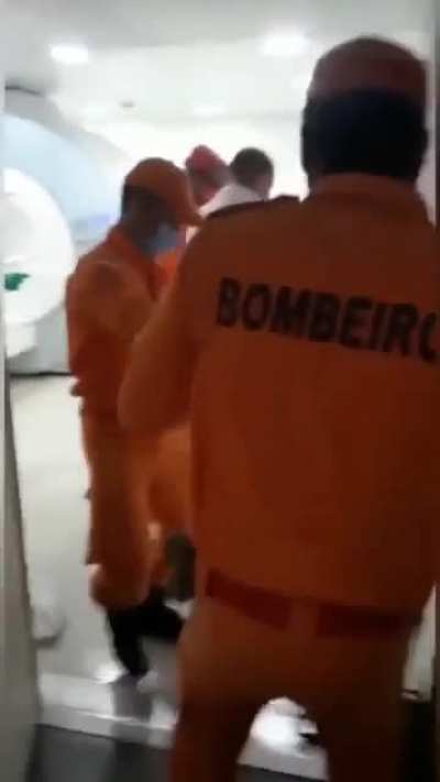 O que acontece quando o sujeito entra na sala de ressonância magnética com uma arma