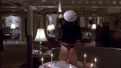 Erika Eleniak - "Under siege" (1992)