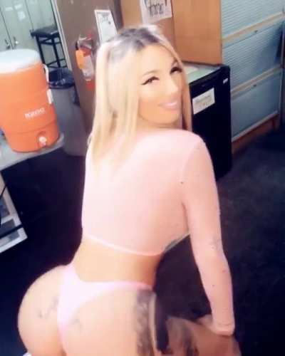 Carli Foxx @carli_foxx