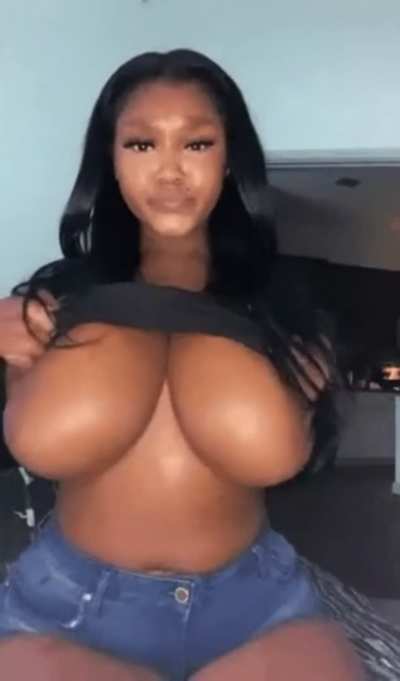 Ebony tits🤤 [drop]