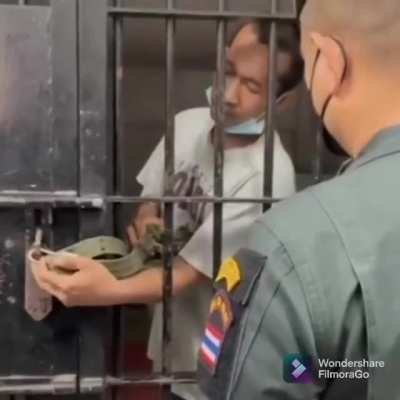 Man demonstrates how he break the cell lock