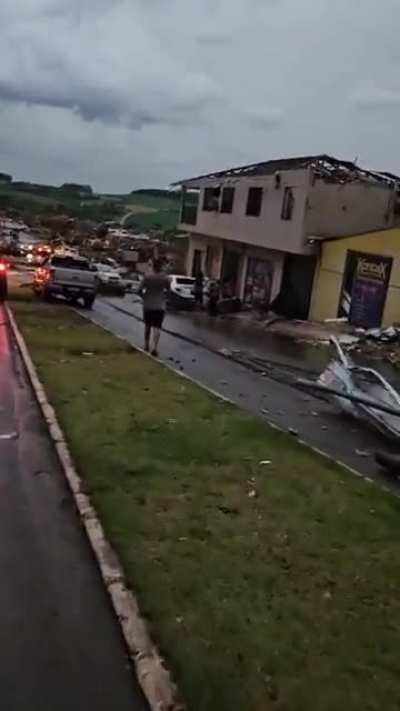 Tornado categoria 3 causou destrui&ccedil;&atilde;o de 90% da cidade de Rio Bonito do Igua&ccedil;u