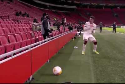 MilesOfPebbles: Ajax Ball Boy launches a ball at AS Roma&rsquo;s Ricardo Calafiori for time wasting