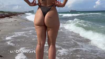This is how a naughty girl behaves at the beach