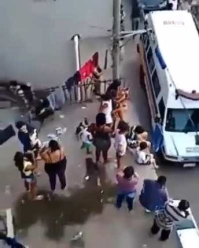 police going to sing in the favela