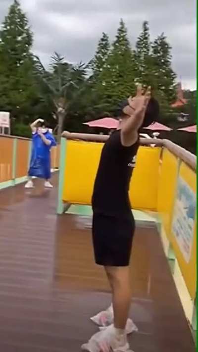 The poor man was very interested in gesturing until the last moment of his life 🤣