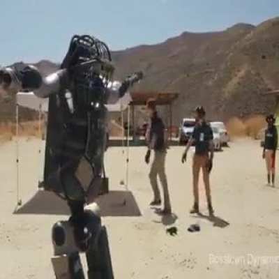 Фейк и постановка от Boston Dynamics, но пора им киностудию закладывать только с актёрами - роботами.