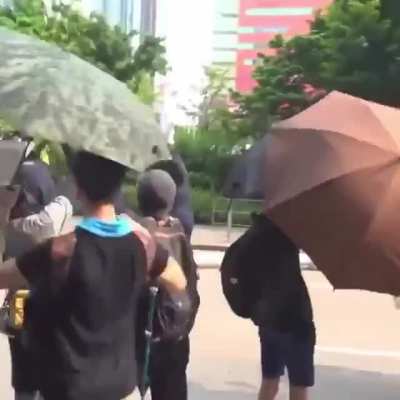 Que coragem tem esse povo de HK, quem for pego &eacute; mandado pra China e nunca mais... pena ver o UK no dever de rescindir o acordo de devolu&ccedil;&atilde;o pra China mas arregando pro poderio economico-militar dela.