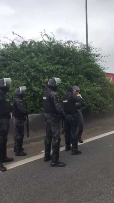 Tropa de choque chegando para acabar com as manifesta&ccedil;&otilde;es mas a rodovia &eacute; Federal, quem manda &eacute; a PRF