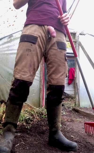 Pre cum dripping semi at work! 👨&zwj;🌾