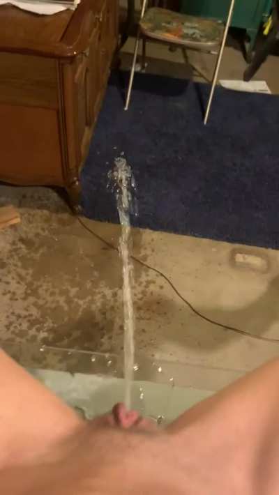 This was by far one of my favorite pisses. I think the fact that I did it off my desk was what made it so hot