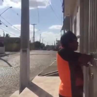 n&atilde;o chamar o galo cego de galo cego