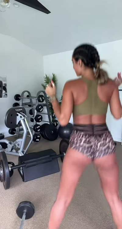 Sommer dancing while working out | TikTok August 2023