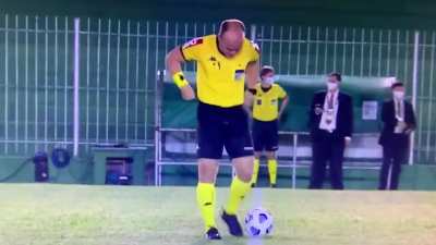 Brazilian ref pissing himself in the middle of the field before the start of a match [Boavista x Goi&aacute;s - Copa do Brasil]