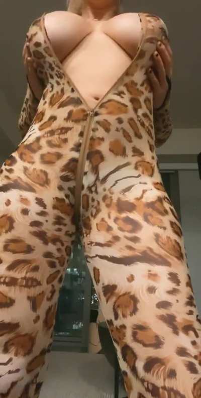 Sabrina Nichole as Sexy Leo 